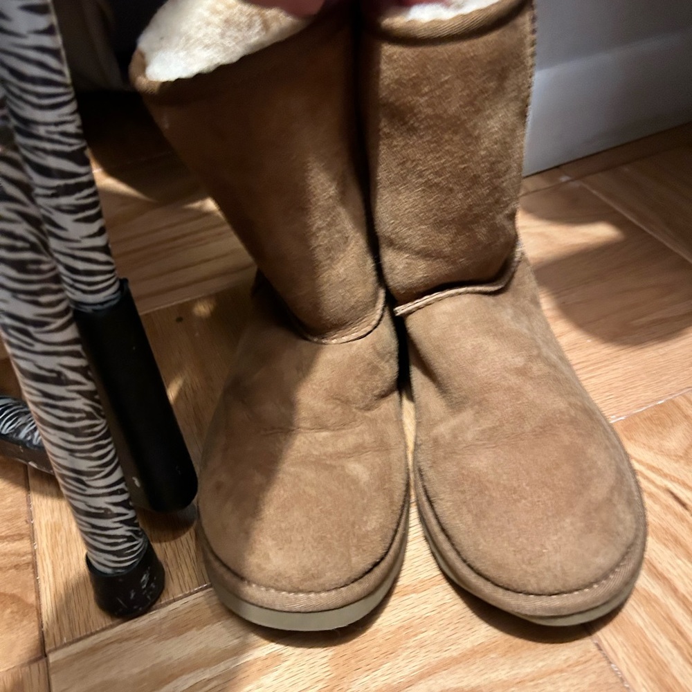 Short classic chestnut uggs size 7 from Nordstrom women’s - Picture 3 of 6
